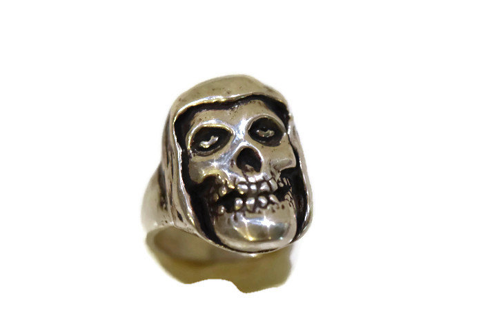 Misfit Skull Ring in Sterling Silver