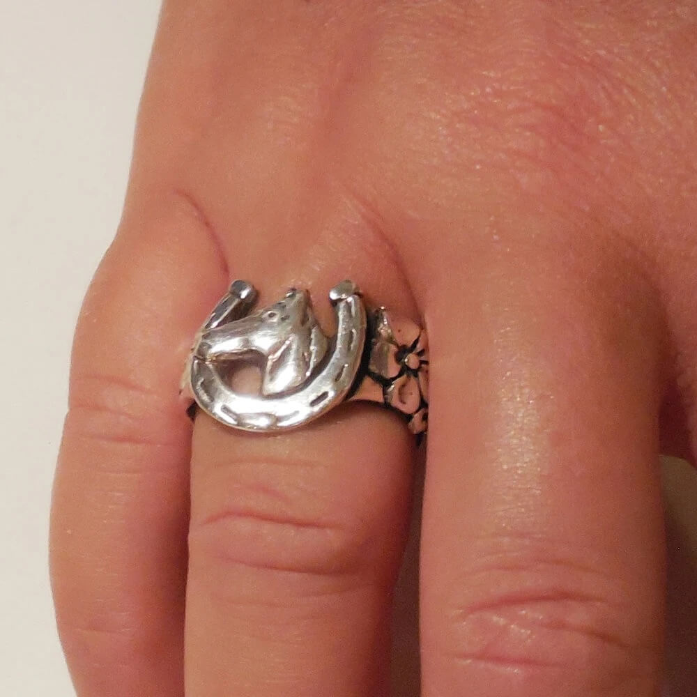 Lucky Horseshoe Ring, Horse head, Flower Band Ring in Sterling Silver - Image 8
